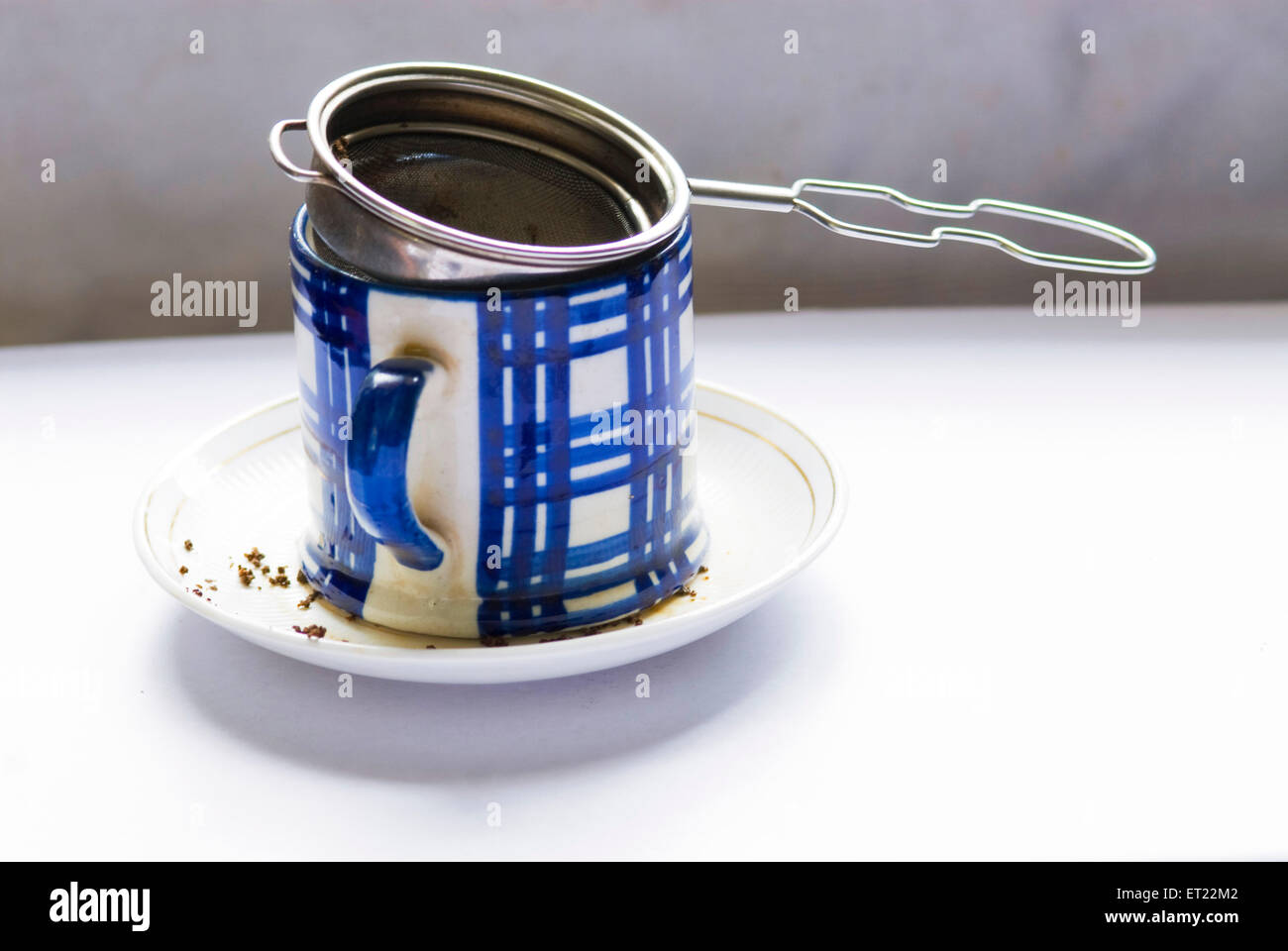 Tasse de thé en céramique dans soucoupe blanche avec crépine en acier inoxydable ; Mulund ; Bombay ; Mumbai ; Maharashtra ; Inde ; Asie Banque D'Images