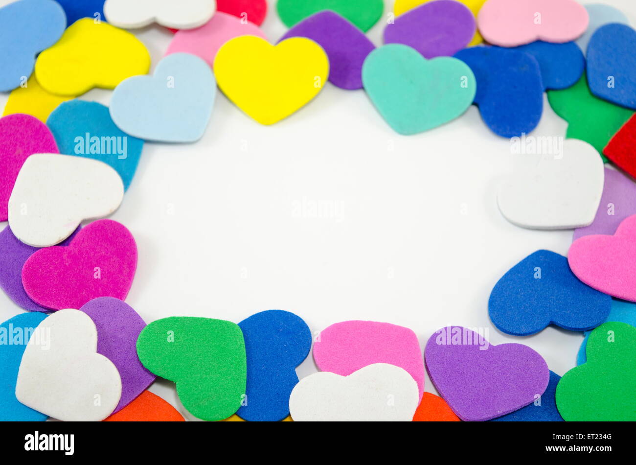 Bouquet de coeurs en papier sur un fond blanc avec un espace au milieu du texte Banque D'Images