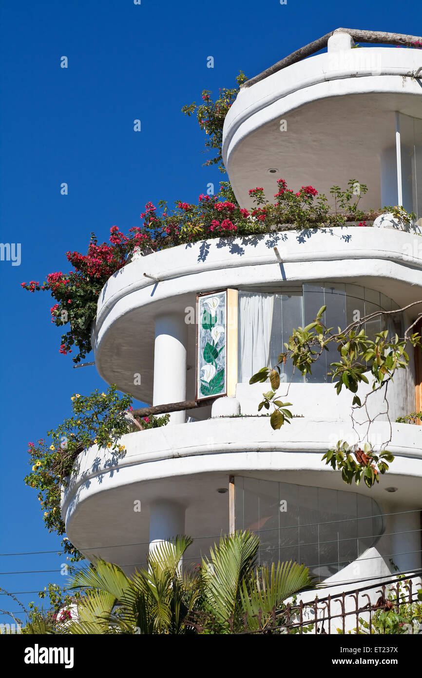 Décorées de fleurs balcons blancs de bâtiment résidentiel, Puerto Vallarta, Mexique Banque D'Images