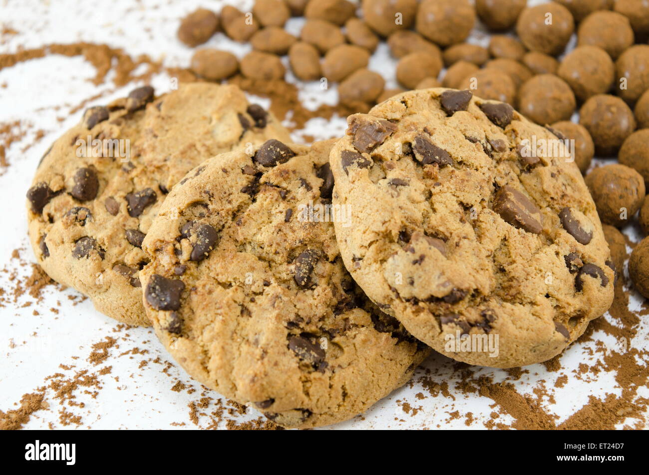 Cookies aux pépites de chocolat sur fond blanc avec des billes de chocolat Banque D'Images