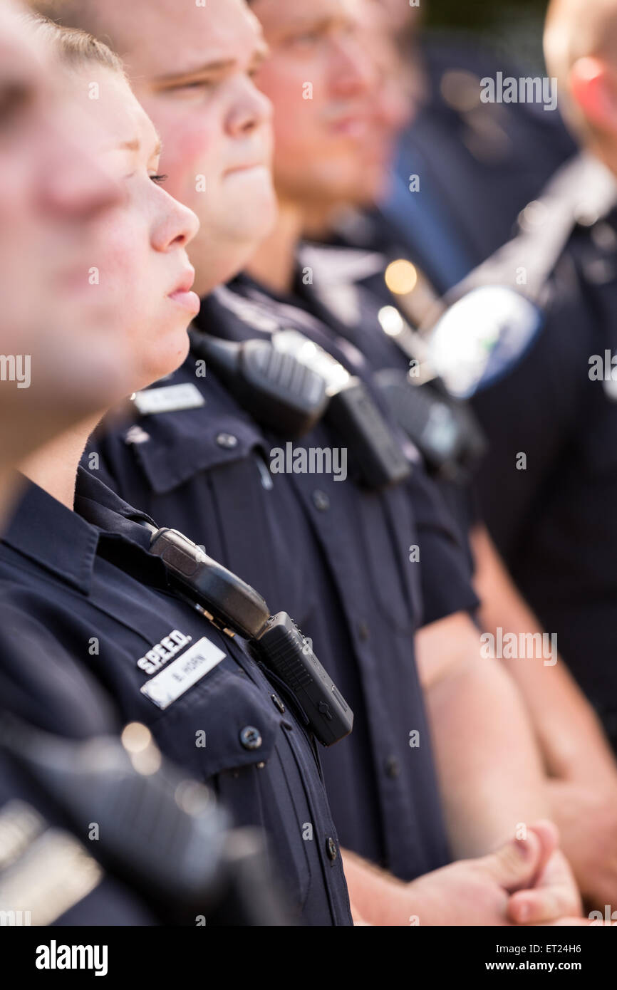 North Charleston policiers vêtus de leurs nouvelles caméras vidéo en tant que Gouverneur Nikki Haley signe la première loi à la nation exigeant que tous les policiers de porter des appareils photo numériques le 10 juin 2015 à North Charleston, Caroline du Sud. Le projet de loi a la suite de l'assassinat de Walter Scott par un agent de police de North Charleston en avril. Banque D'Images