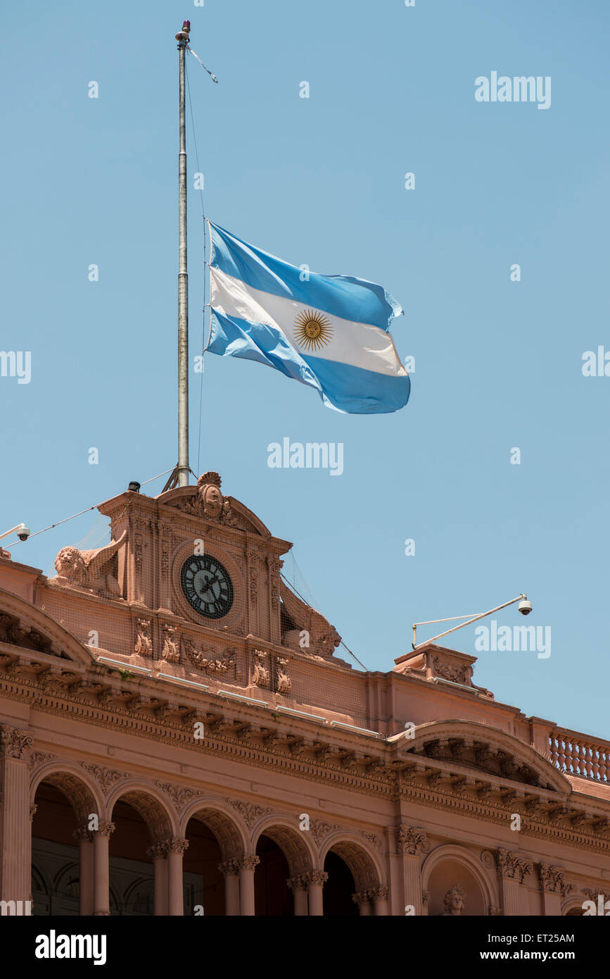 Drapeau argentin en berne, Palais Présidentiel, Buenos Aires, Argentine Banque D'Images