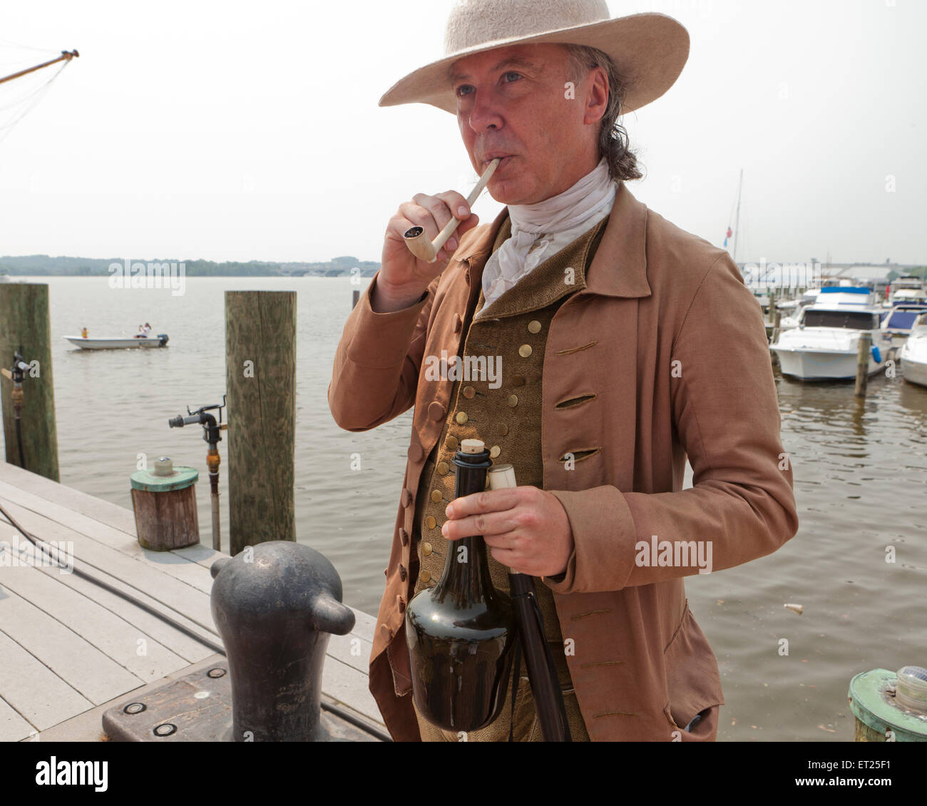 Gentleman portant des vêtements traditionnels du 17e siècle aux États-Unis - USA Banque D'Images