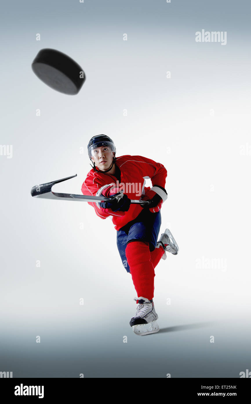 Jeune joueur de hockey sur glace masculin Banque D'Images
