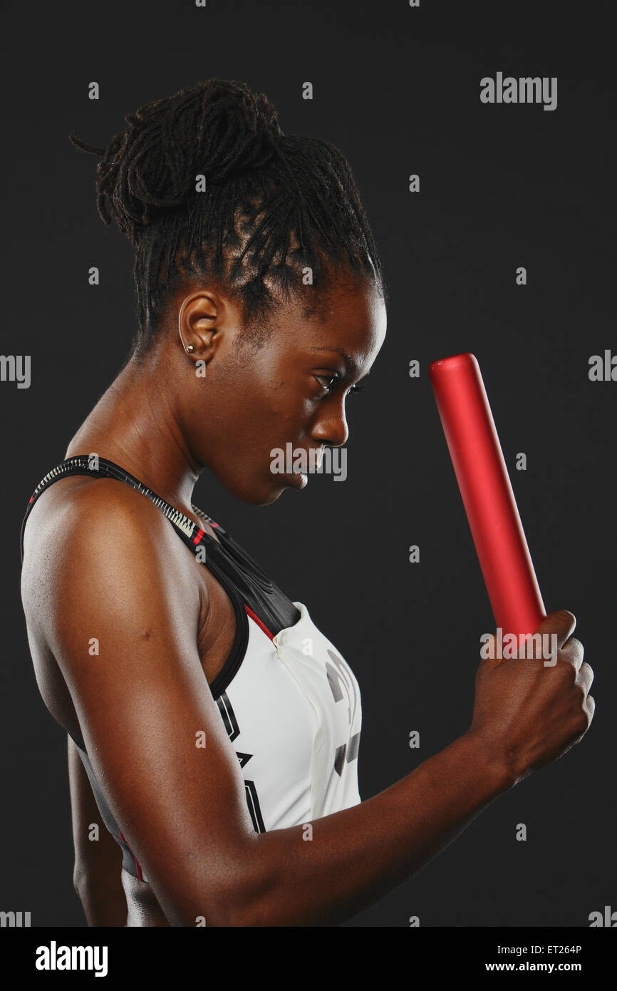 Athlète féminin Holding Baton de relais, l'accent Banque D'Images