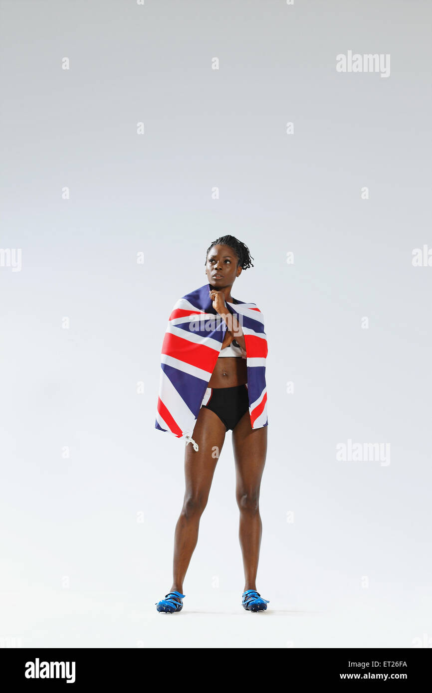 Athlète féminin portant un drapeau britannique Banque D'Images