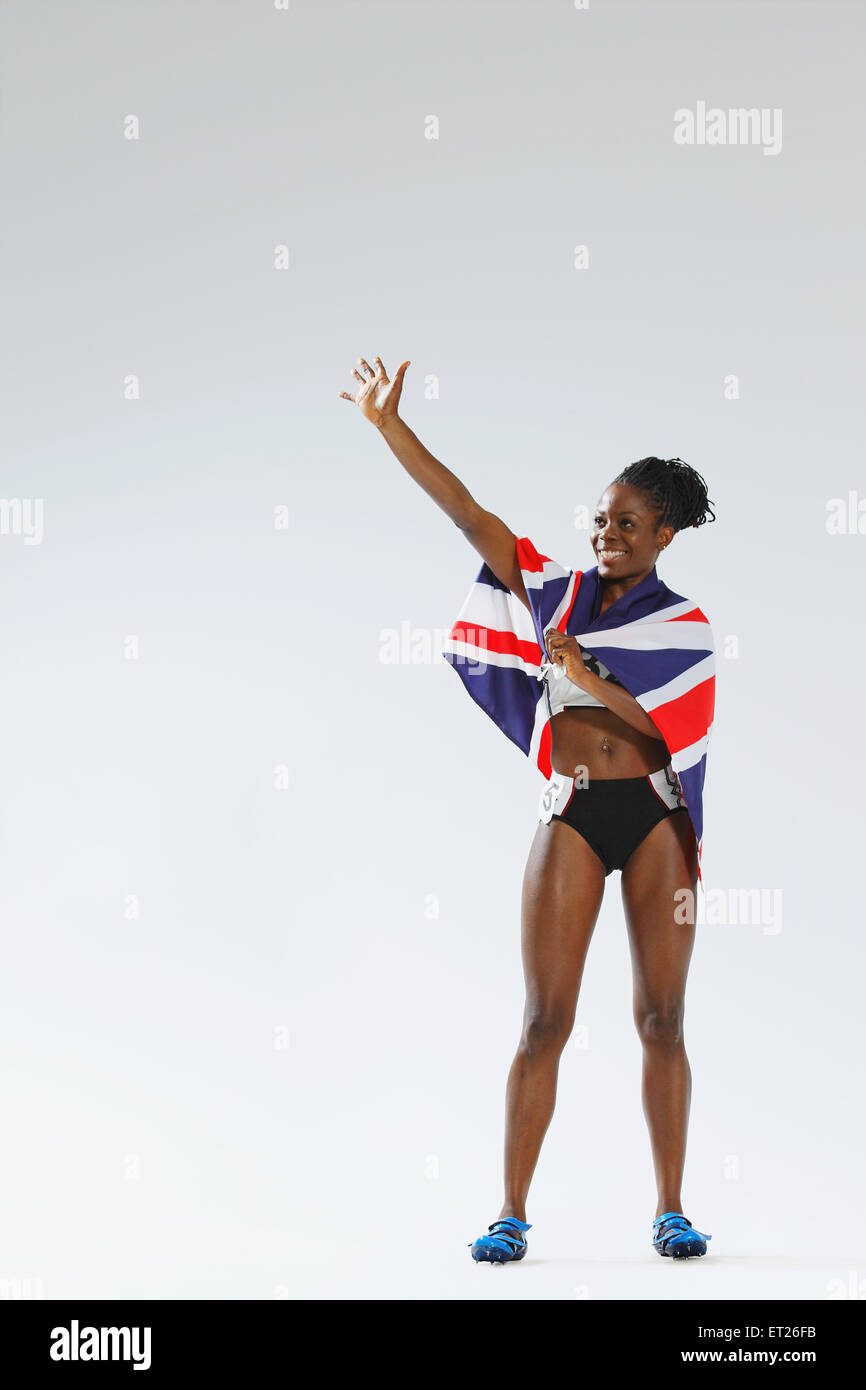 Athlète féminin portant un drapeau britannique Banque D'Images