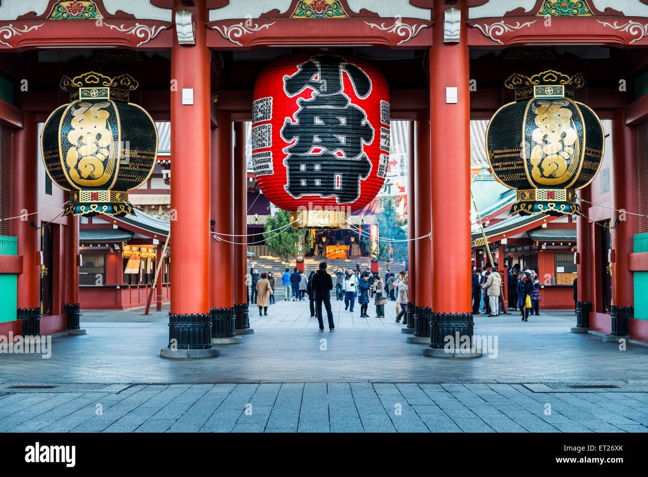 Le Hozomon porte de Temple Sensoji à Tokyo, au Japon, au cours de  célébrations du Nouvel An. Le temple est le plus ancien de Tokyo et l'un  des i Photo Stock -
