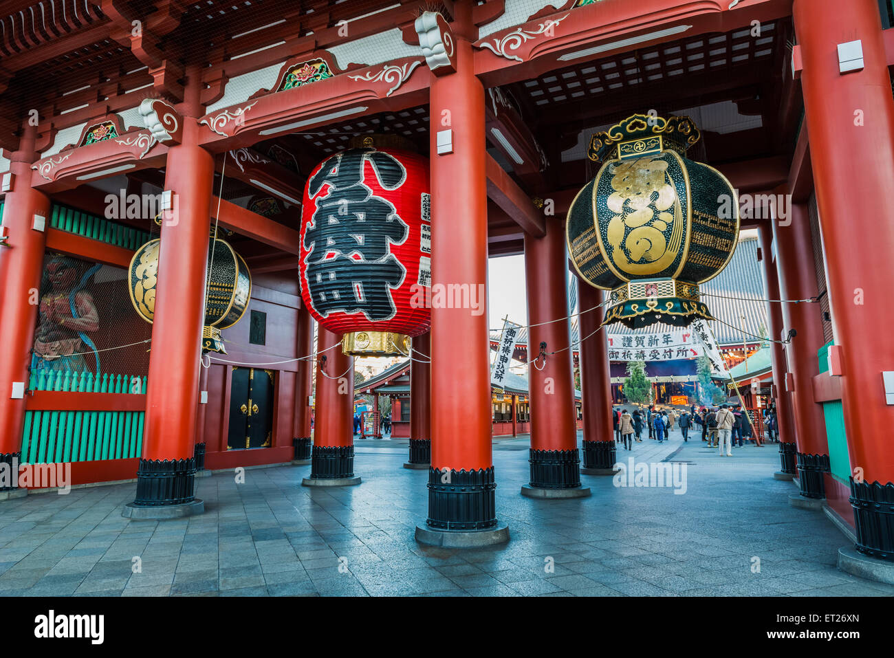 Le Hozomon porte de Temple Sensoji à Tokyo, au Japon, au cours de célébrations du Nouvel An. Le temple est le plus ancien de Tokyo et l'un des i Banque D'Images