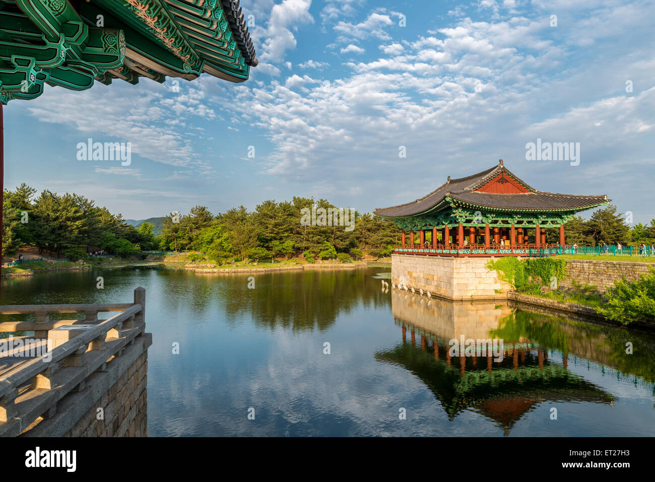 Les pavillons de l'Étang Anapji reflète dans l'eau à Gyeongju, Corée du Sud. Banque D'Images