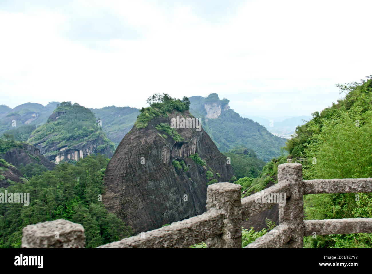 Wuyi mountain peaks inhabituelle. Banque D'Images