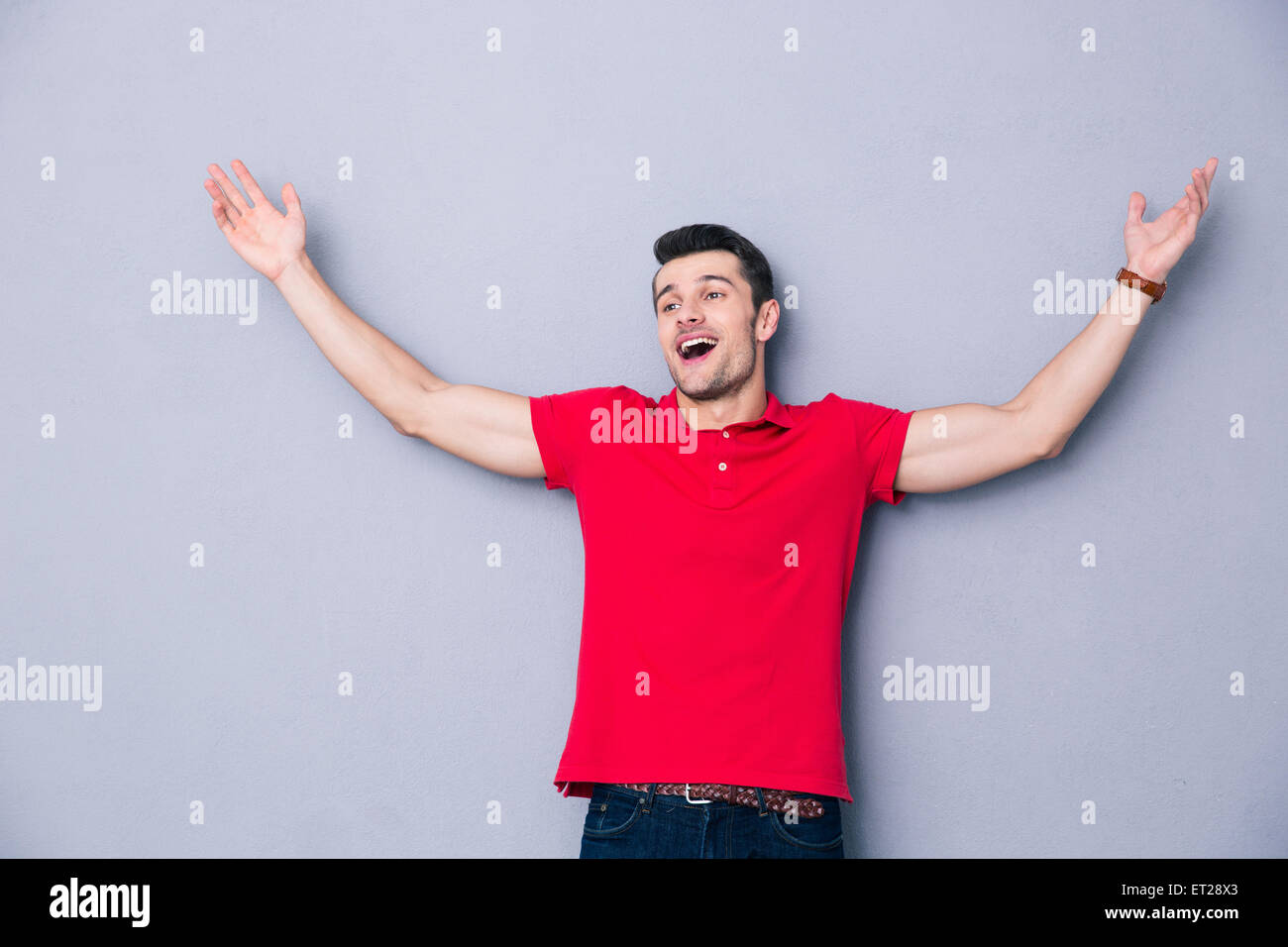 Jeune homme heureux de vous accueillir avec ses bras ouverts Photo Stock -  Alamy
