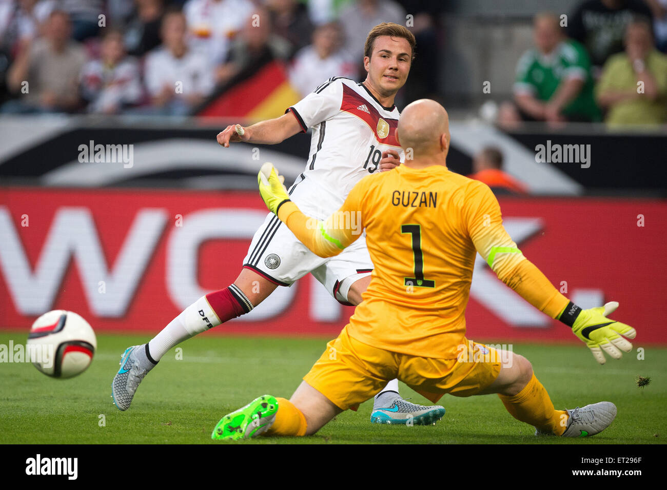 Cologne, Allemagne. 10 Juin, 2015. L'Allemagne Mario Goetze (L) et le gardien des USA Brad Guzan en action au cours de l'international match de football entre l'Allemagne et les USA dans le stade RheinEnergie à Cologne, Allemagne, 10 juin 2015. Photo : Marius Becker/dpa/Alamy Live News Banque D'Images