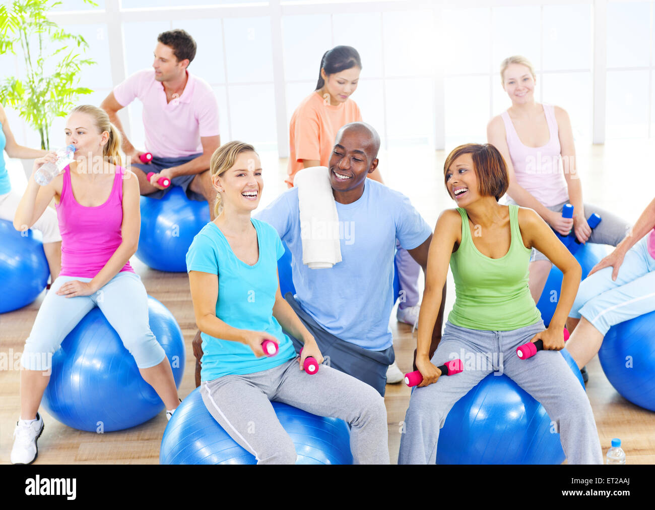 Groupe de personnes en bonne santé en Fitness Banque D'Images