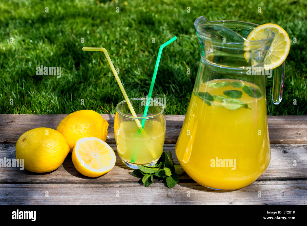 Lemonade dans la verseuse et citrons sur la table outdoor Banque D'Images