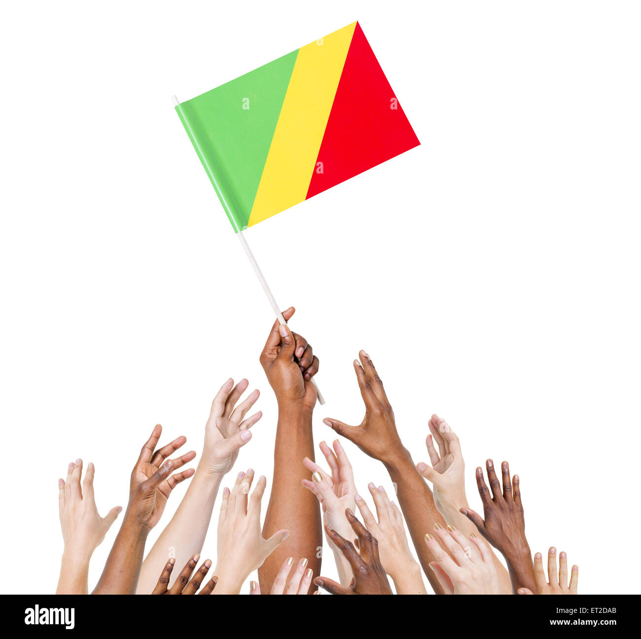 Groupe de personnes multi-ethnique pour atteindre et tenant le drapeau de la République du Congo. Banque D'Images