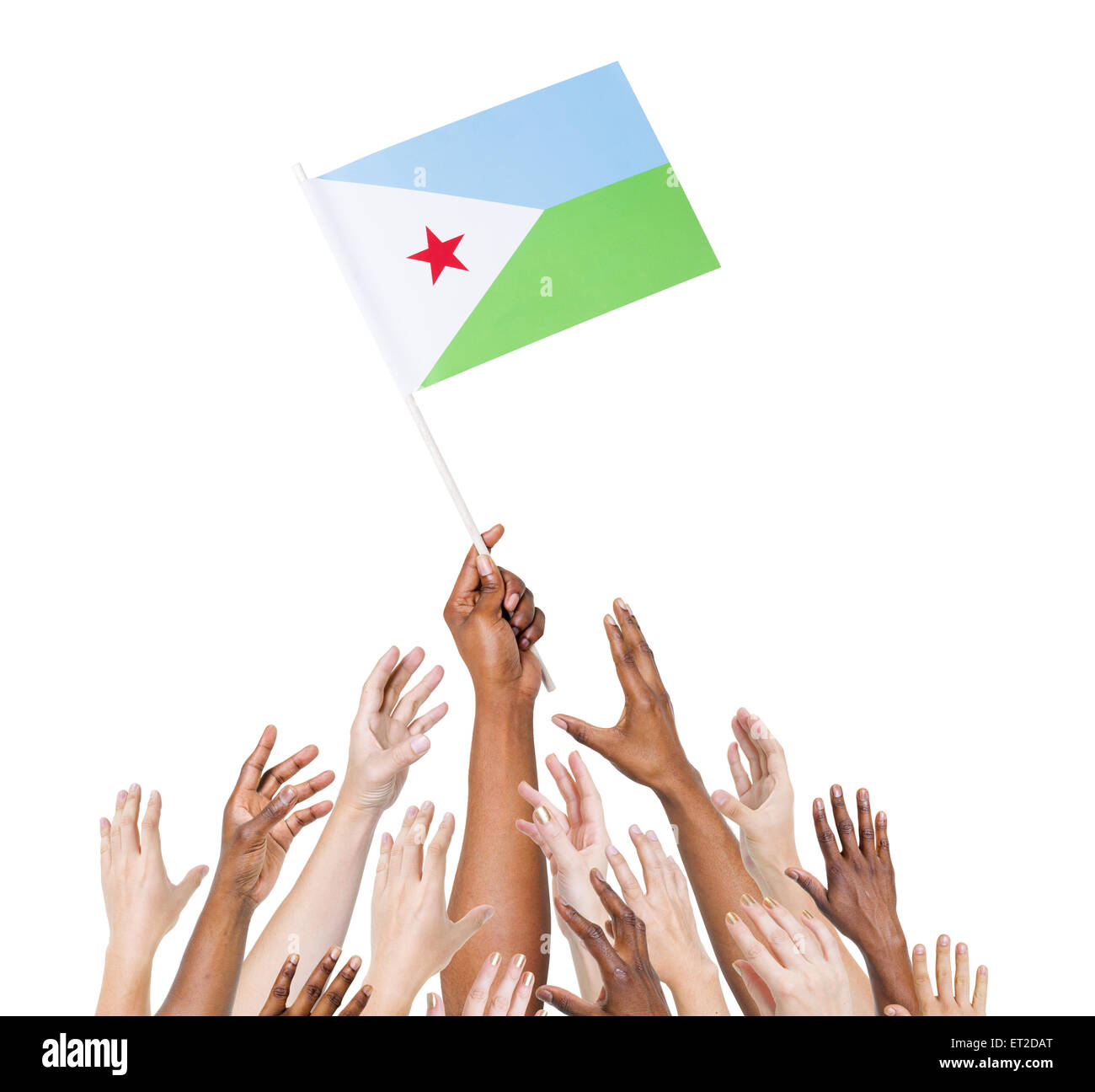 Groupe de personnes multi-ethnique pour atteindre et tenant le drapeau de Djibouti. Banque D'Images