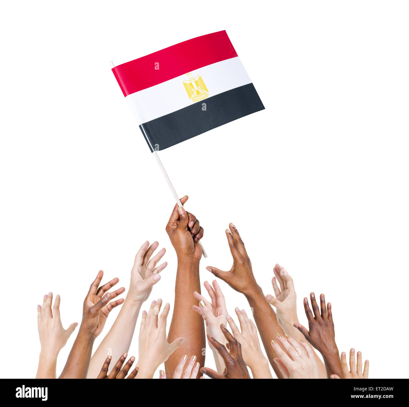 Groupe de personnes multi-ethnique pour atteindre et tenant le drapeau de l'Égypte. Banque D'Images