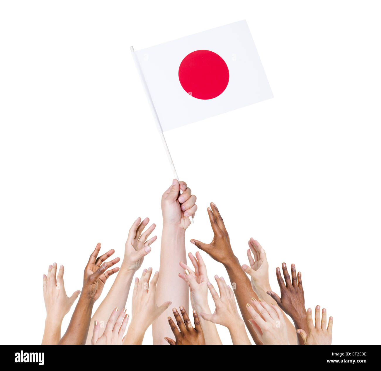 Groupe de personnes multi-ethnique pour atteindre et tenant le drapeau du Japon. Banque D'Images