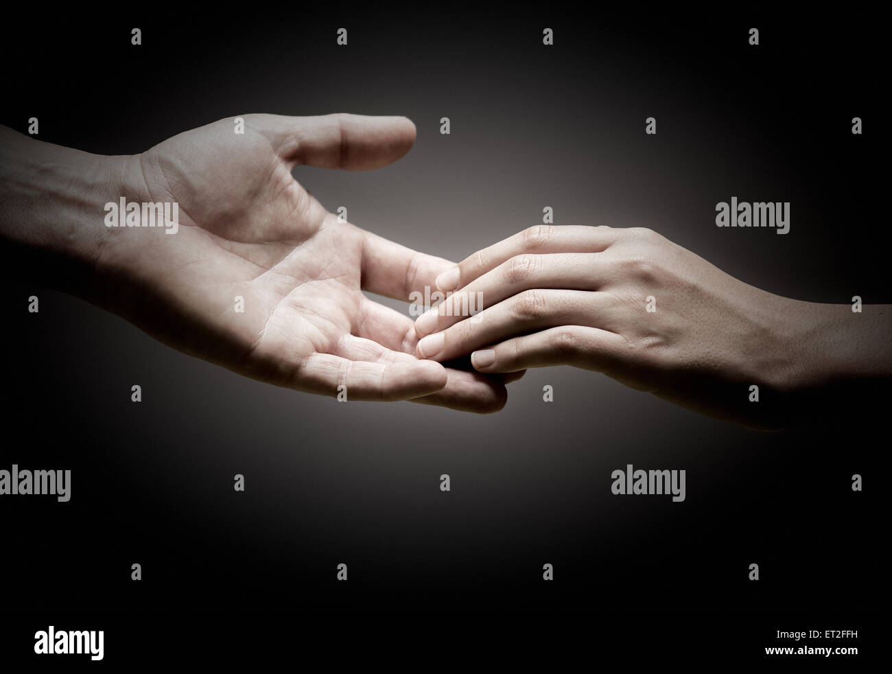 Deux Mains Se Touchent Sur Fond Noir Notion De Solidarite Ou De L Empathie Photo Stock Alamy