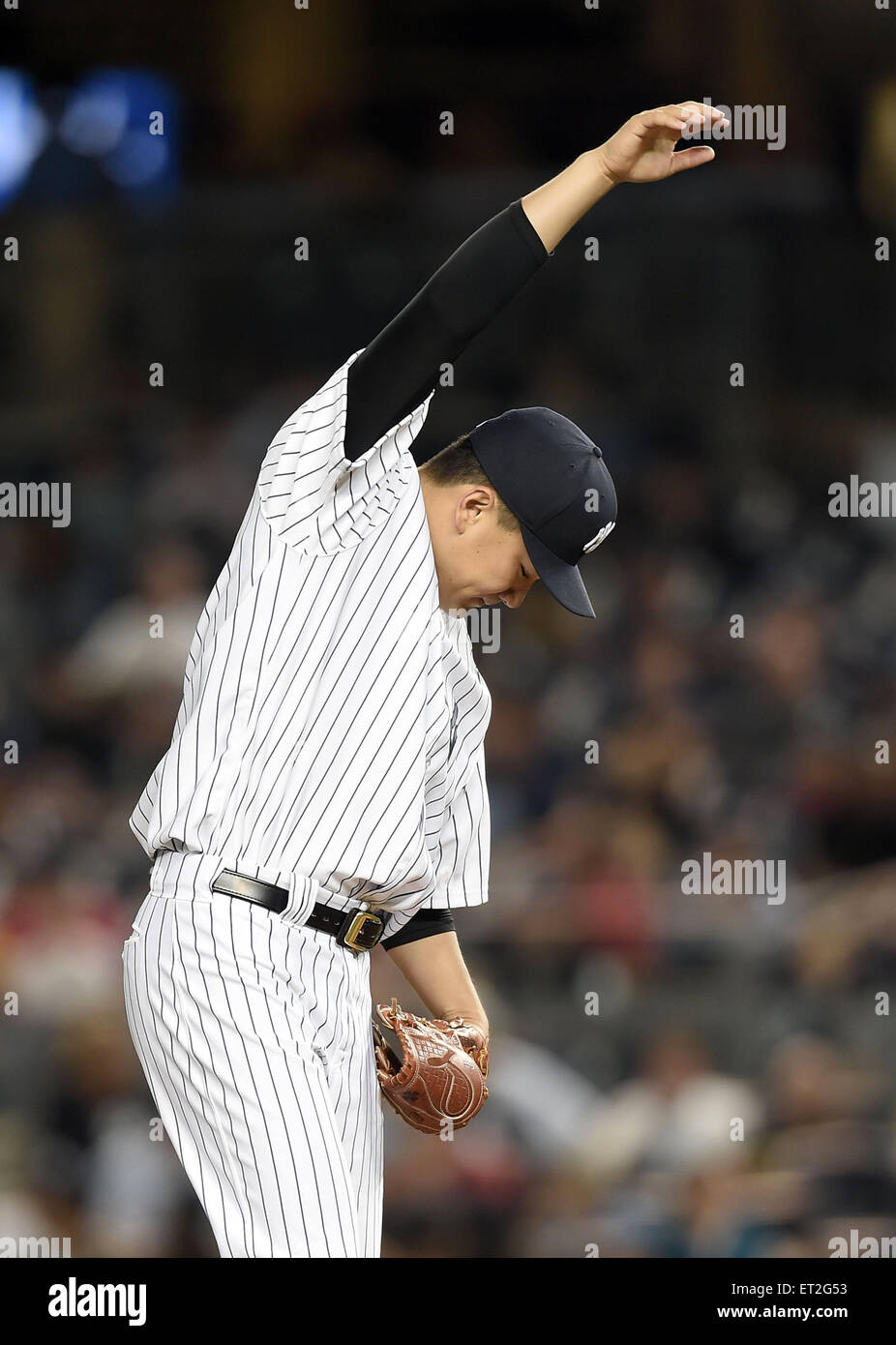 New York, USA. 9 juin, 2015. Masahiro Tanaka (Yankees) : MLB New York Yankees à partir lanceur Masahiro Tanaka s'occupe son bras pendant un match de base-ball contre les Nationals de Washington au Yankee Stadium de New York, États-Unis . Credit : AFLO/Alamy Live News Banque D'Images