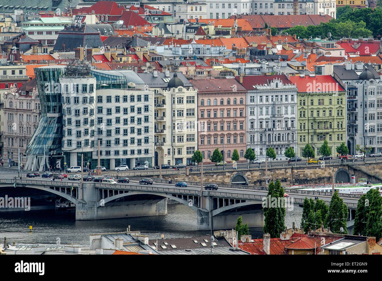 PRAGUE, RÉPUBLIQUE TCHÈQUE - le 23 mai 2015 : Dancing House, alias Fred et Ginger, Vlado Milunic et conçu par Frank O. Gehry Banque D'Images