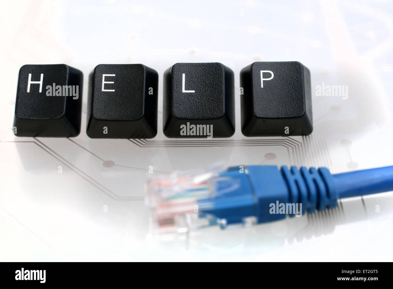 Il aide - quatre touches du clavier noir lecture mot HELP avec câble réseau bleu sur fond en verre blanc Banque D'Images