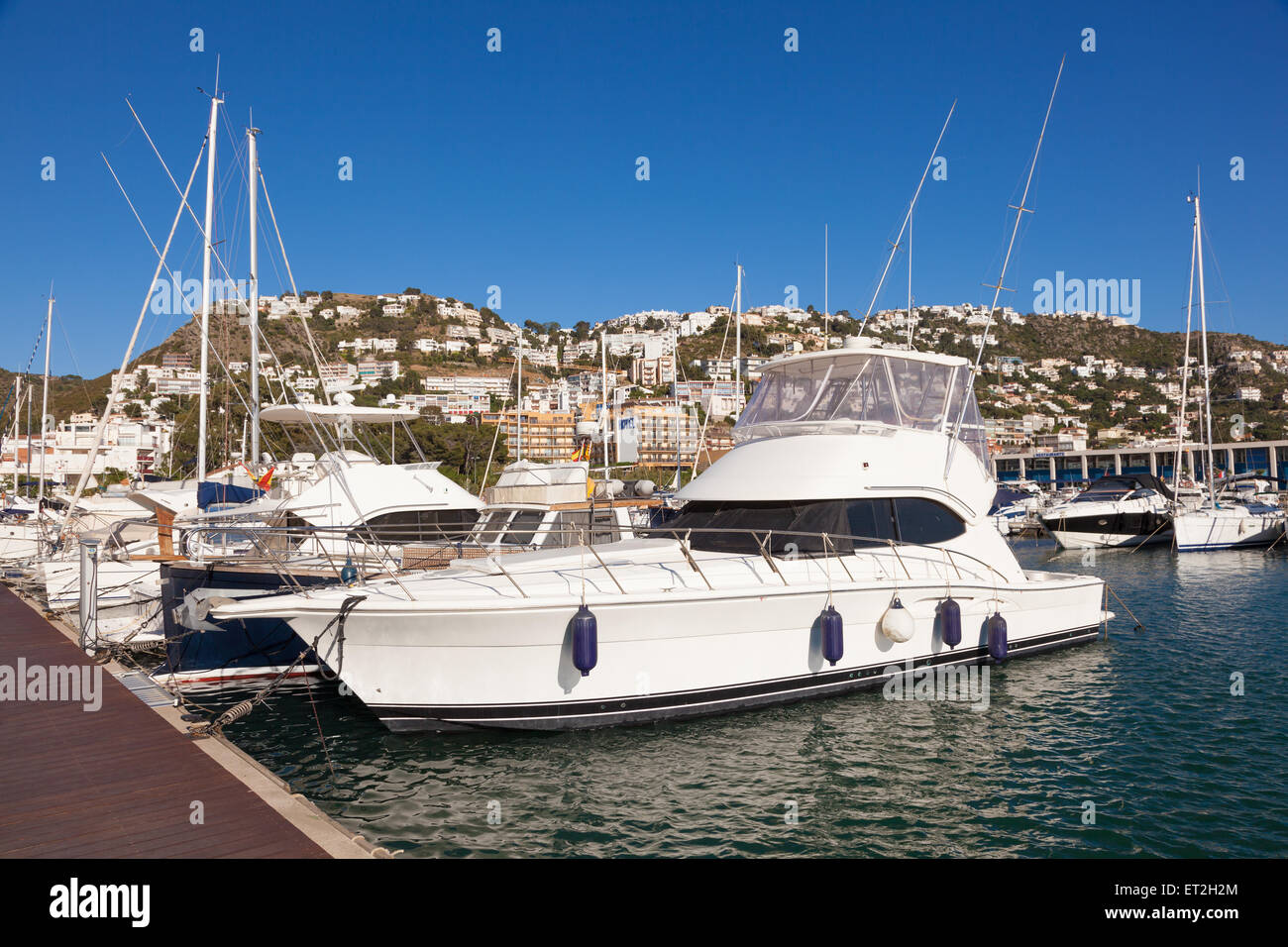 Yachts et bateaux dans le port de plaisance de Roses, Catalogne, Espagne Banque D'Images
