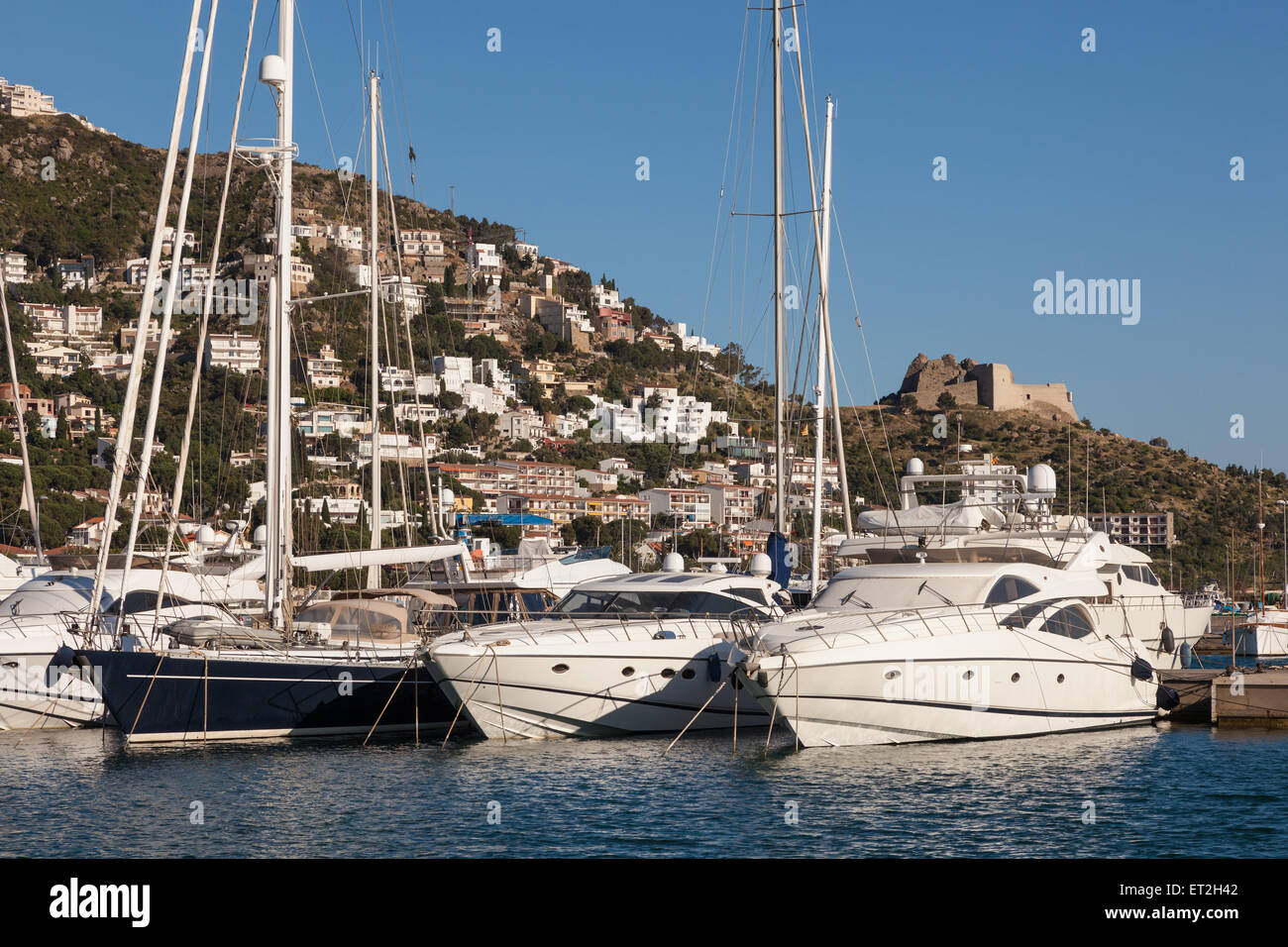 Yachts et bateaux dans le port de plaisance de Roses, Catalogne, Espagne Banque D'Images