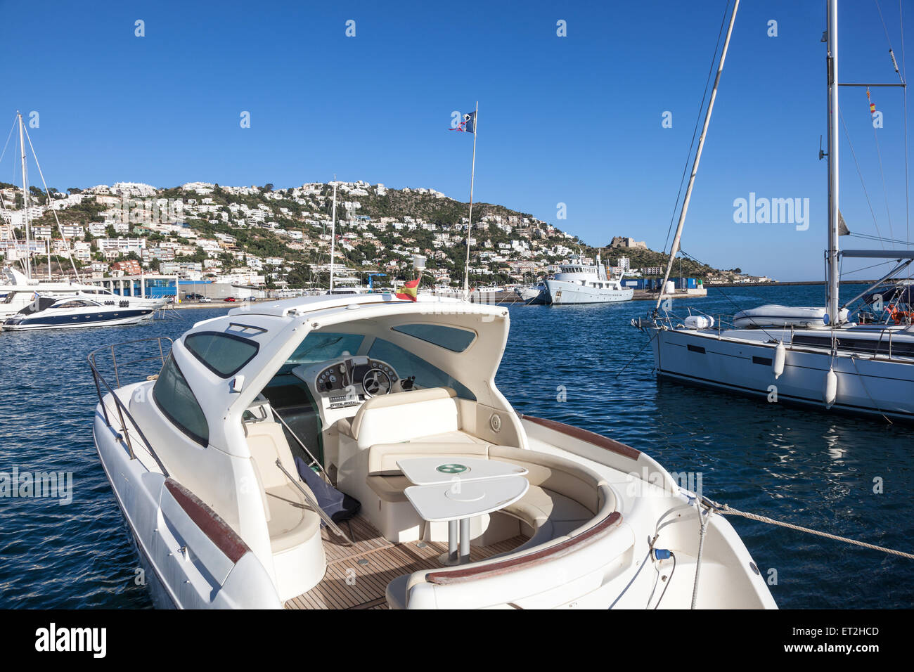 Yachts de luxe et bateaux dans le port de plaisance de Roses, Catalogne, Espagne Banque D'Images
