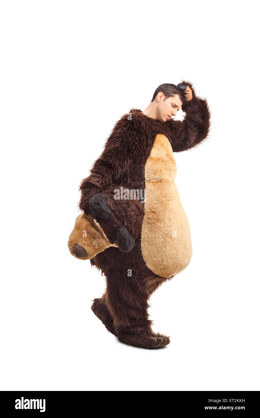 Portrait d'un jeune homme triste dans un costume d'ours la marche et se  gratte la tête isolé sur fond blanc Photo Stock - Alamy