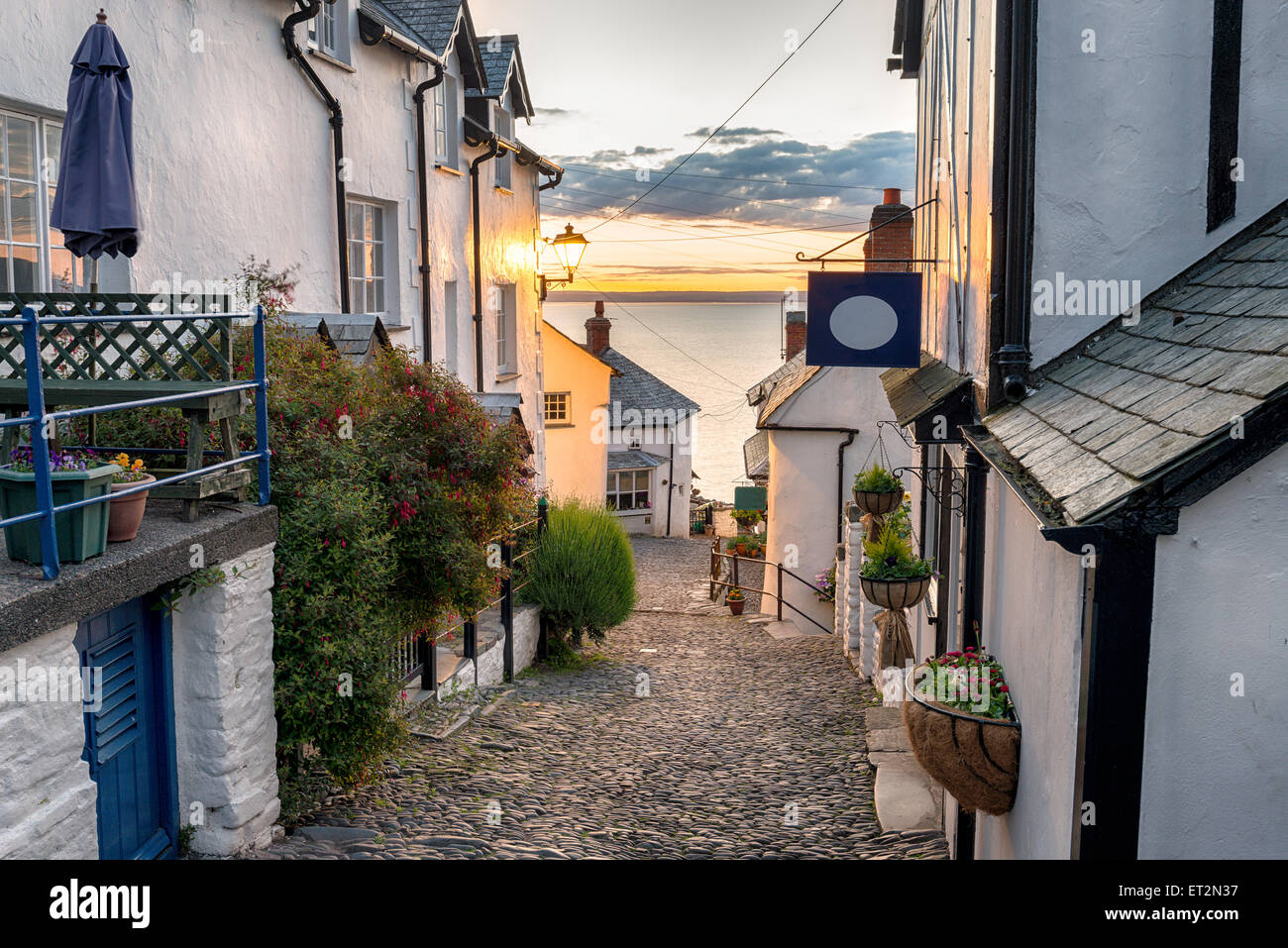 Ses rues pavées étroites bordées de chalets sur une colline raide à Clovelly sur la côte du Devon Banque D'Images