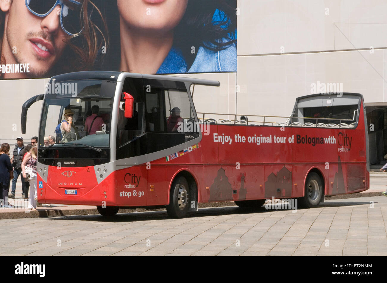 Open top bus bus rouge bologne visites guidées excursions voyage de tourisme Banque D'Images