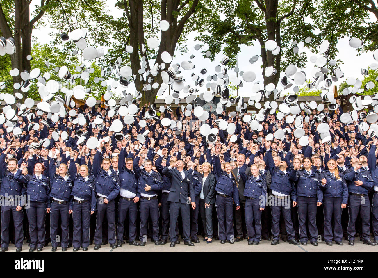Jeter le bouchon après une cérémonie de 1500 nouveaux policiers à Dortmund, Allemagne Banque D'Images