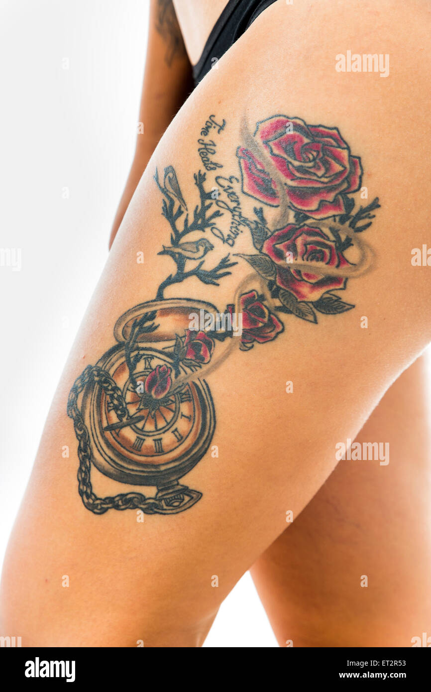 Belle jeune femme avec un grand tatouage sur sa jambe close-up Banque D'Images