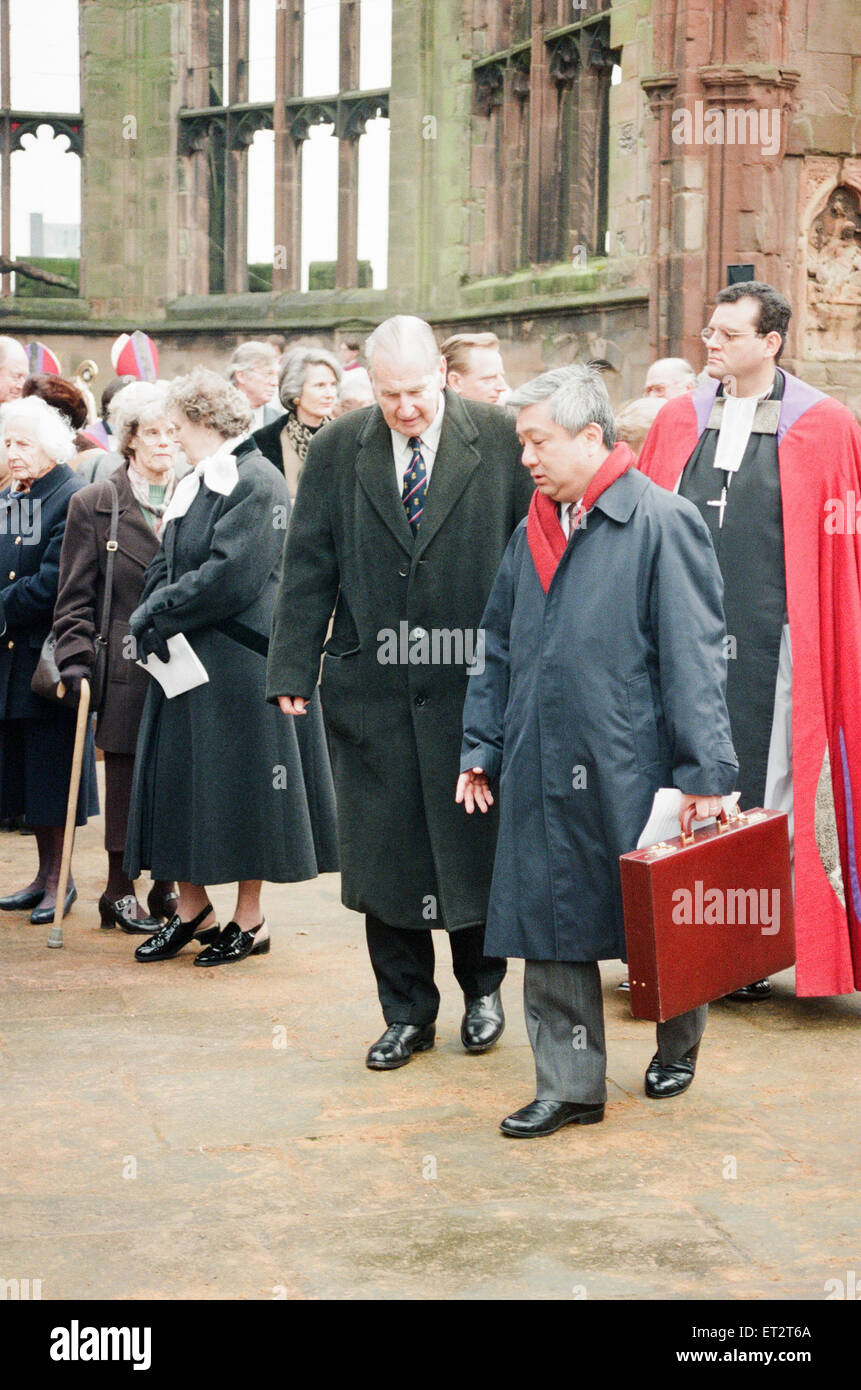 La Croix et de l'Orb de spectacle à la cathédrale de Coventry pendant le service de la réconciliation, le vendredi 12 février 1999. L'acier doré 18ft de cuivre et construit par Alan Smith - est d'être officiellement présenté à la population de Dresde. L'année prochaine. Les servic Banque D'Images