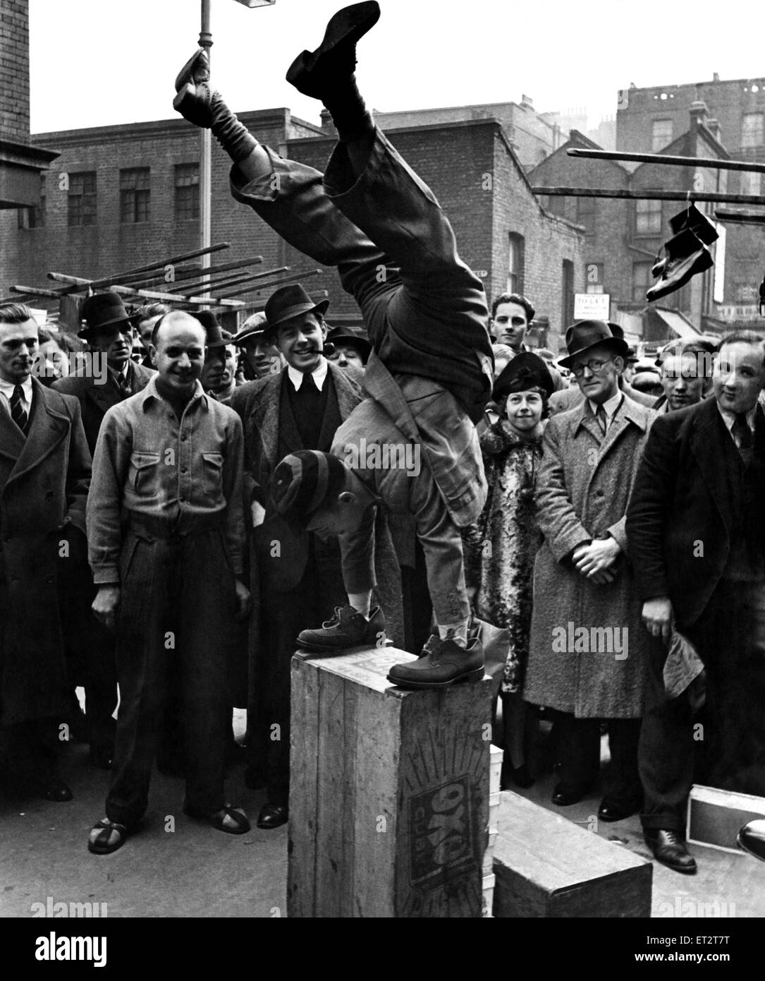 Dimanche matin dans le jupon Lane. Vu dans le marché de l'amorçage. Prouver ses chaussures ne sera pas déraper. 28 février 1939 P013469 Banque D'Images