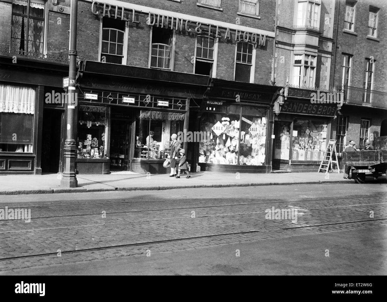 High Street Uxbridge, Cooper's Bakery, Sander's Grocery, Woodbridge solliciteur, Grand Londres. Vers août 1928 Banque D'Images