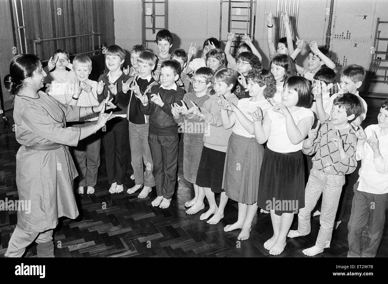 Mme Piala Ray prend les enfants grâce à une classe de danse indienne pendant la festival multiculturel de Kirklees. 2 mars 1988. Banque D'Images