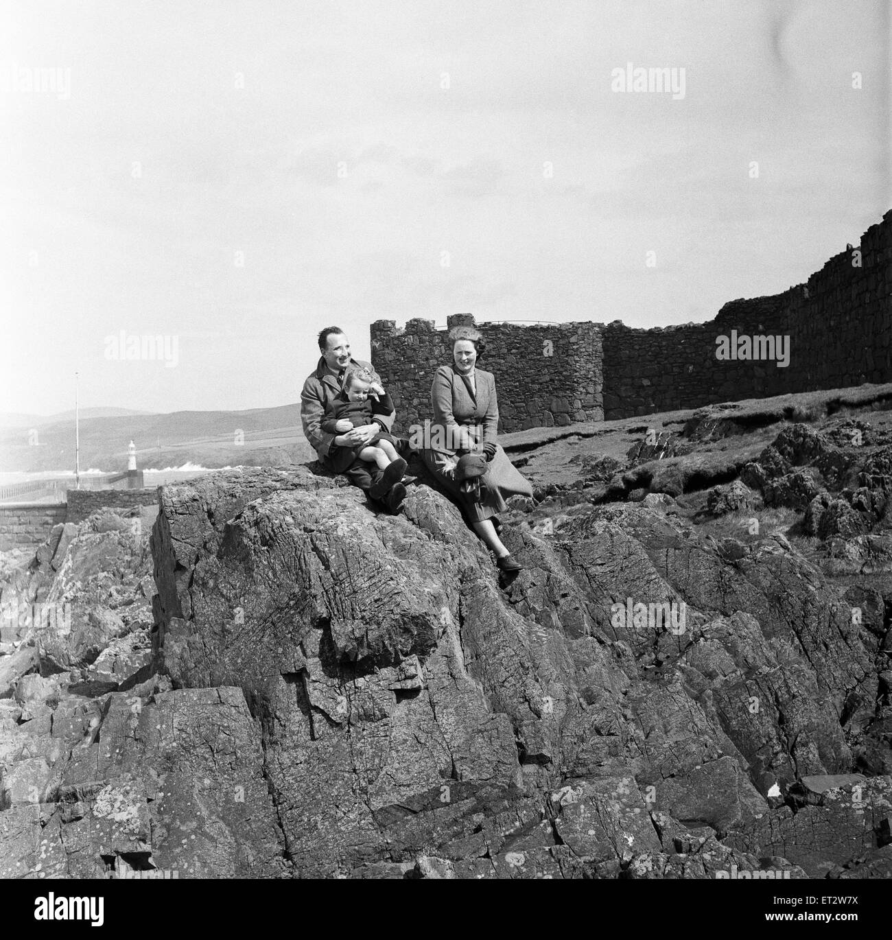 Une famille bénéficie de la vue dans la région de Peel, à l'île de Man. Mai 1954. Banque D'Images