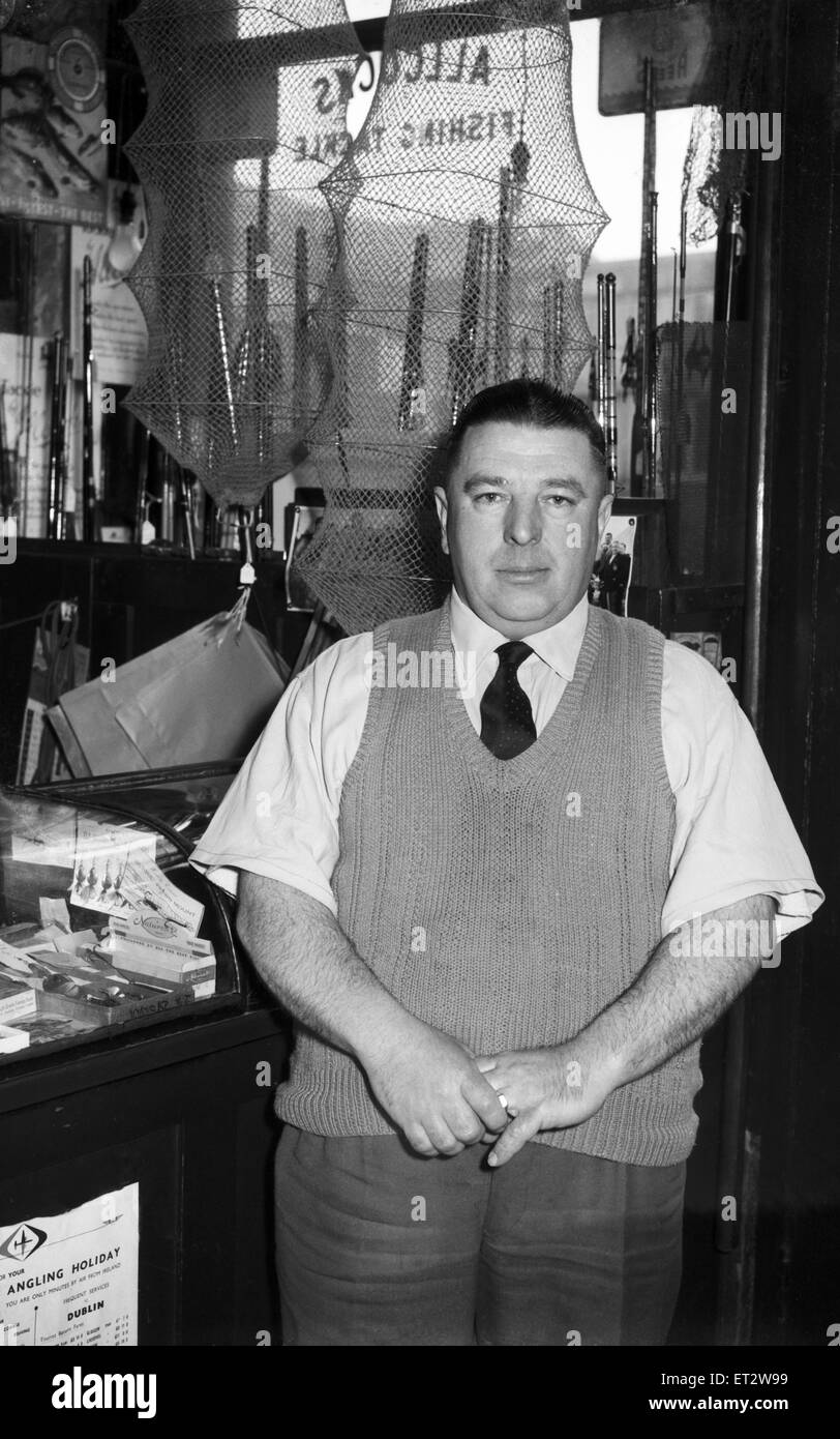 Propriétaire de Billy Lane Lane vu pêche ici dans son Park Street circa 1959 Banque D'Images