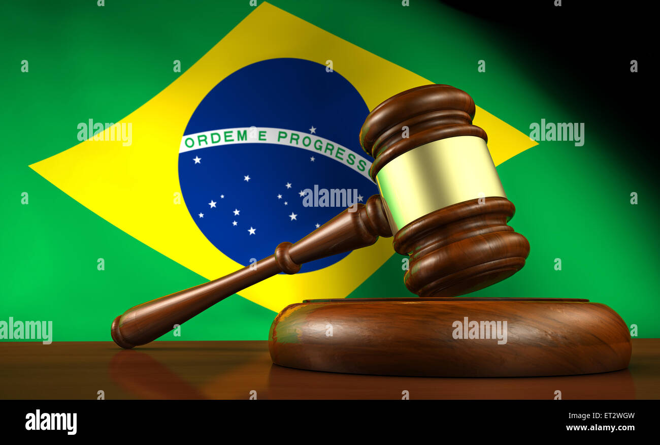 Droit et de la justice du Brésil concept avec un rendu 3D d'un marteau sur un bureau en bois et le drapeau brésilien sur l'arrière-plan. Banque D'Images