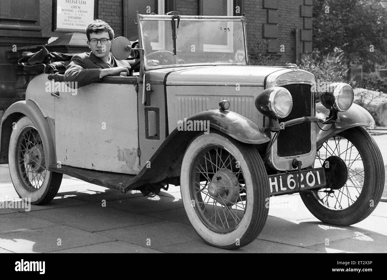 Peter Hitchin âgé de 18 ans, Assistant-Dorman Museum dans le centre de Middlesbrough, photographiée avec ses 1934 Austin Seven, qui vient de passer son dernier certificat de 10 ans récemment, à vous garantir qu'elle sera d'un séjour le rythme bien en 1963. Photographié le 31 mai 1962. Banque D'Images