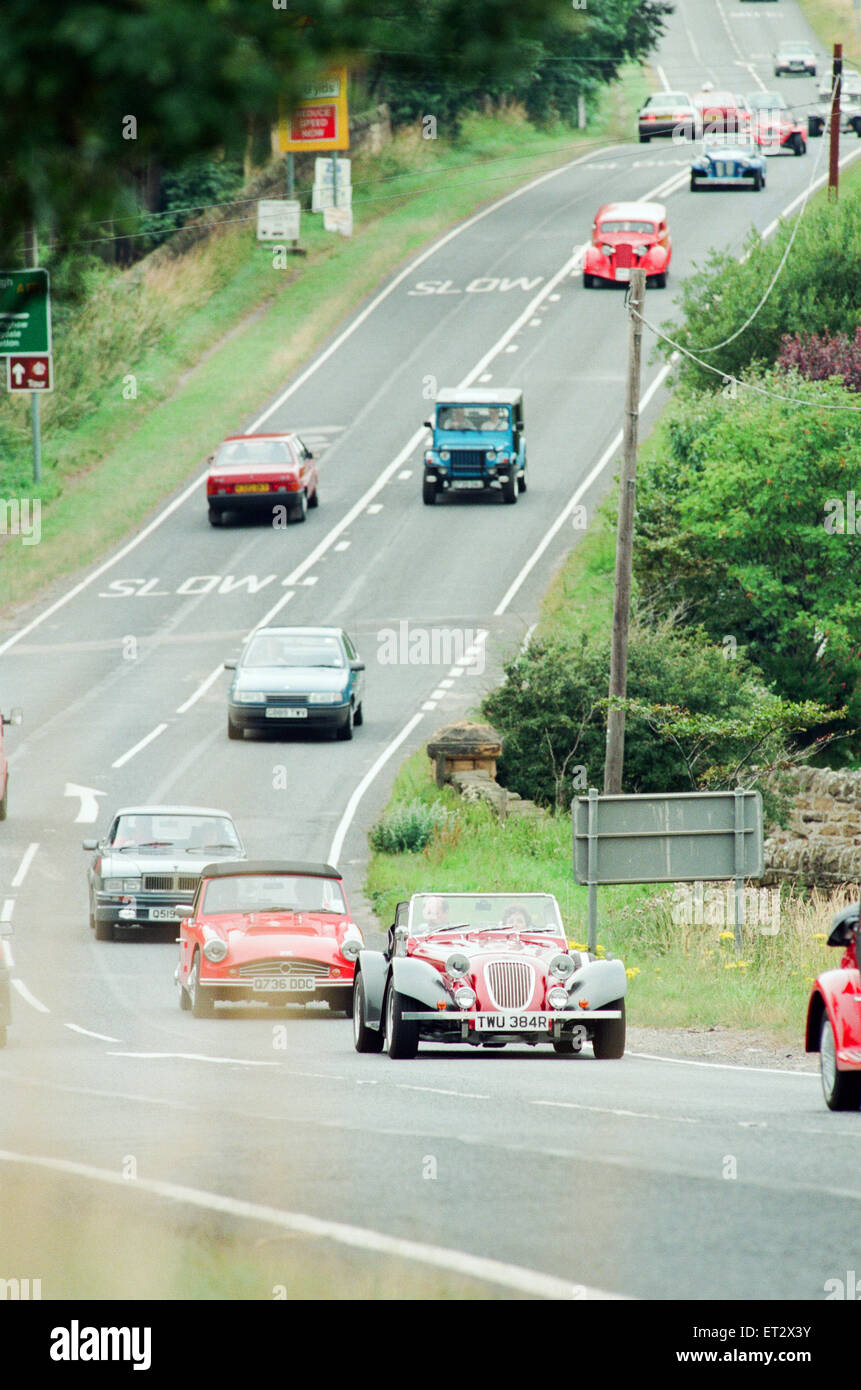 Les voitures kit dans un convoi vers le bas le Moor Road, à Whitby, 6 août 1994. Banque D'Images