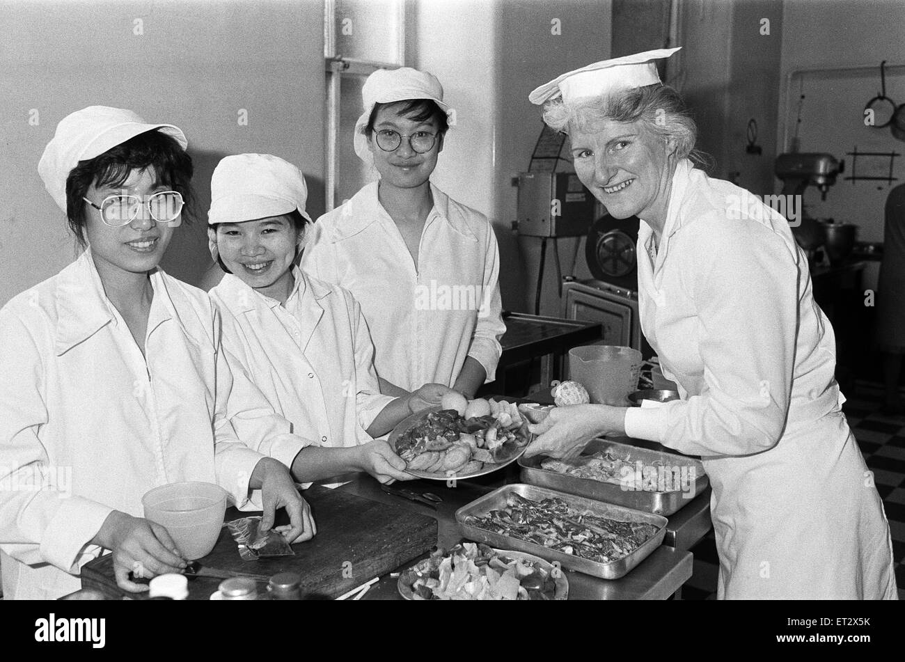 De gauche Mona Chan Yu Chun, Velly Intan et Michelle Li Cho homme discuter d'un repas chinois avec Mme Anne Tinker, maître de la préparation des aliments pendant la festival multiculturel de Kirklees. 2 mars 1988. Banque D'Images