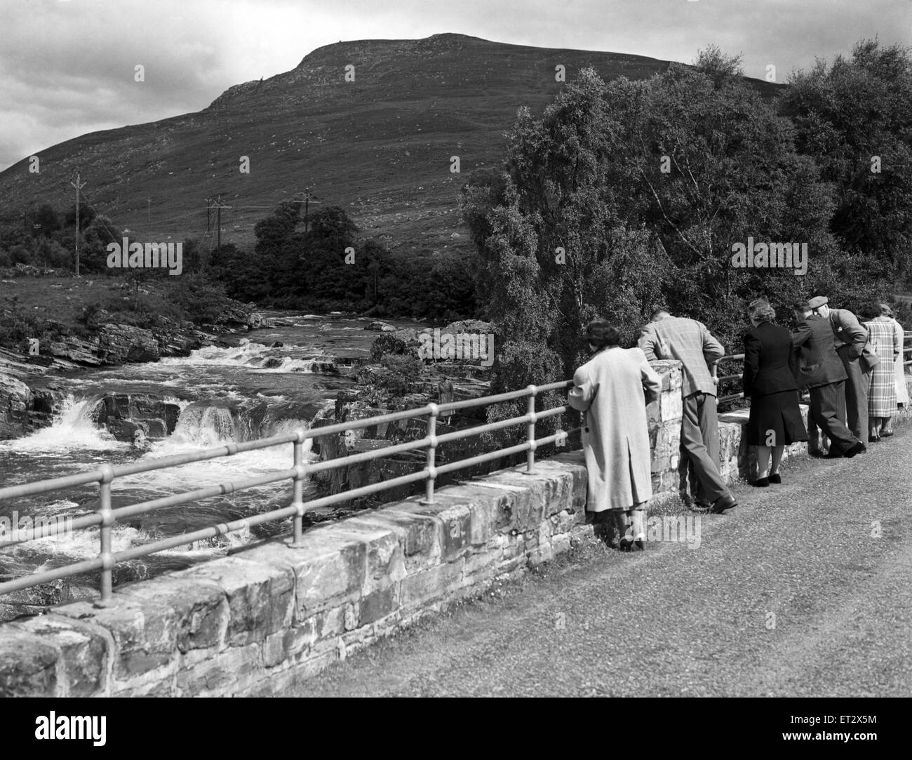 Torrandhu avec le pont des chutes de la rivière glascarnoch dans Ross et Cromarty. Les visiteurs des chutes de saumon sautant. Highlands, en Écosse. 23 août 1951. Banque D'Images