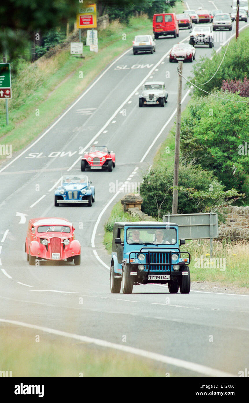 Les voitures kit dans un convoi vers le bas le Moor Road, à Whitby, 6 août 1994. Banque D'Images