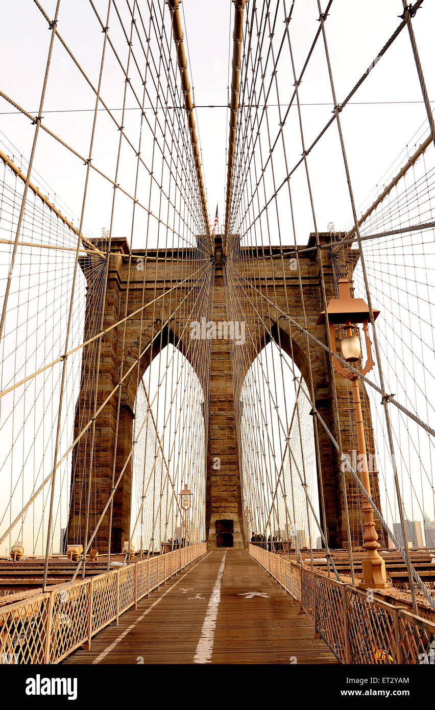 Le Brooklyn Bridge enjambant la rivière de l'Est de Manhattan à Brooklyn. Le pont est un hybride pont suspendu à haubans à New York City, USA Banque D'Images