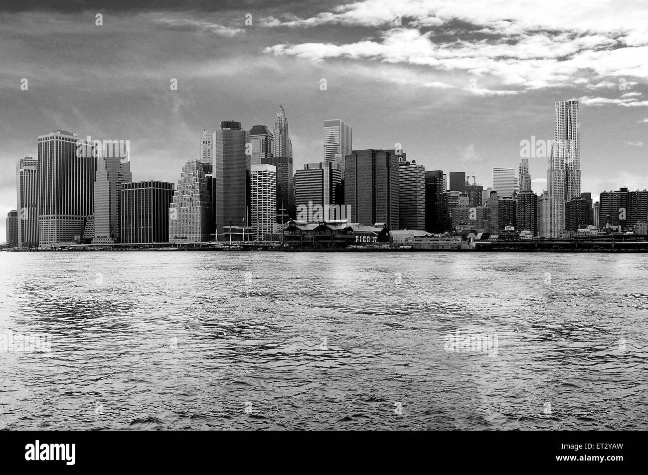 À la recherche pour les meilleures vues de New York City Manhattan skyline iconique c'est pris sur l'East River - USA Banque D'Images