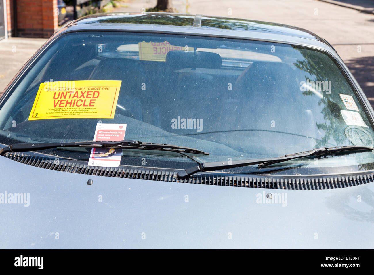Véhicule non taxés. Avis sur un pare-brise de voiture une voiture avec pas d'impôt à payer. Nottinghamshire, Angleterre, RU Banque D'Images